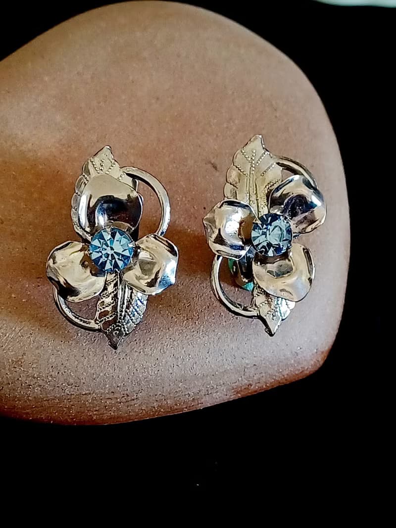 vintage jewelry  亮銀藍色萊茵蘭花 夾式耳環