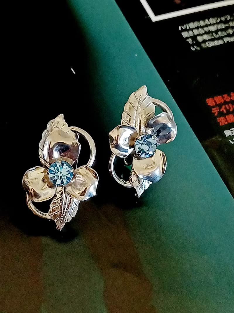 vintage jewelry  亮銀藍色萊茵蘭花 夾式耳環