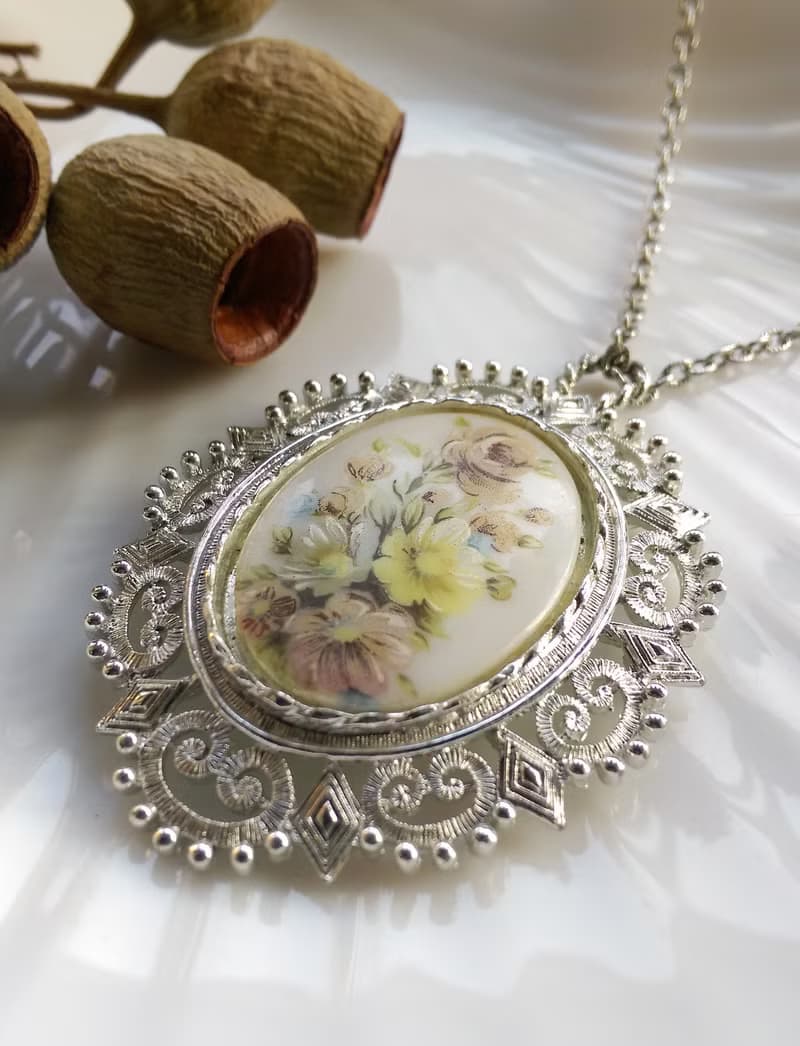【西洋古董飾品】淡雅 花卉 知性白  項鍊 大墜項鍊