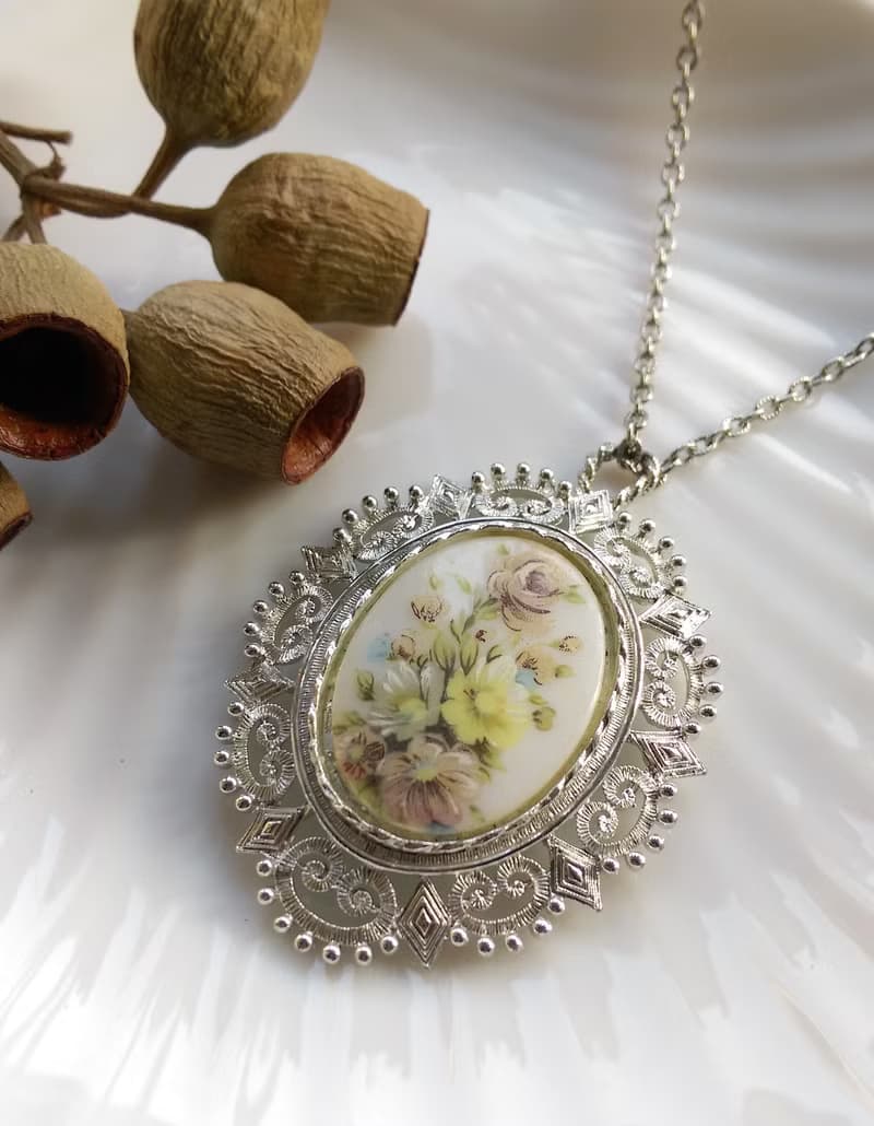 【西洋古董飾品】淡雅 花卉 知性白  項鍊 大墜項鍊
