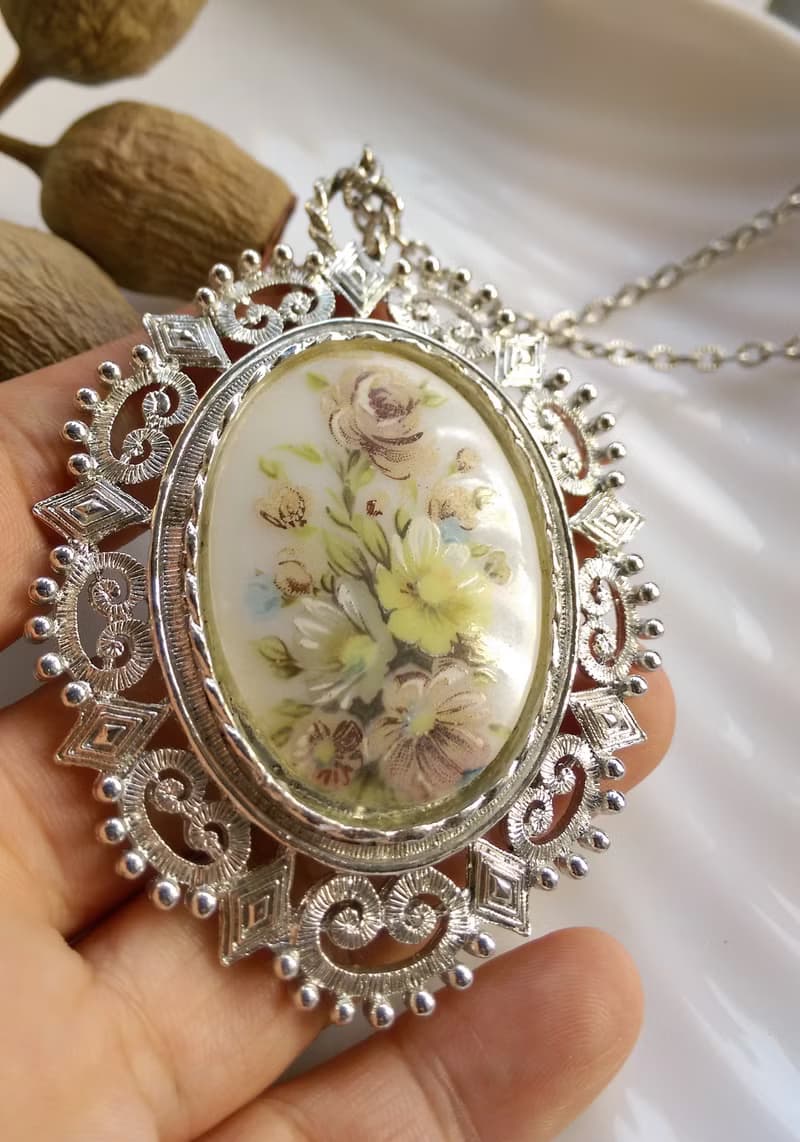 【西洋古董飾品】淡雅 花卉 知性白  項鍊 大墜項鍊