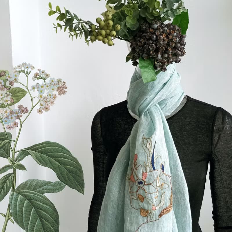 可穿戴的藝術品 手工刺繡全麻雙色藝術圍巾 - 花叢中的女生