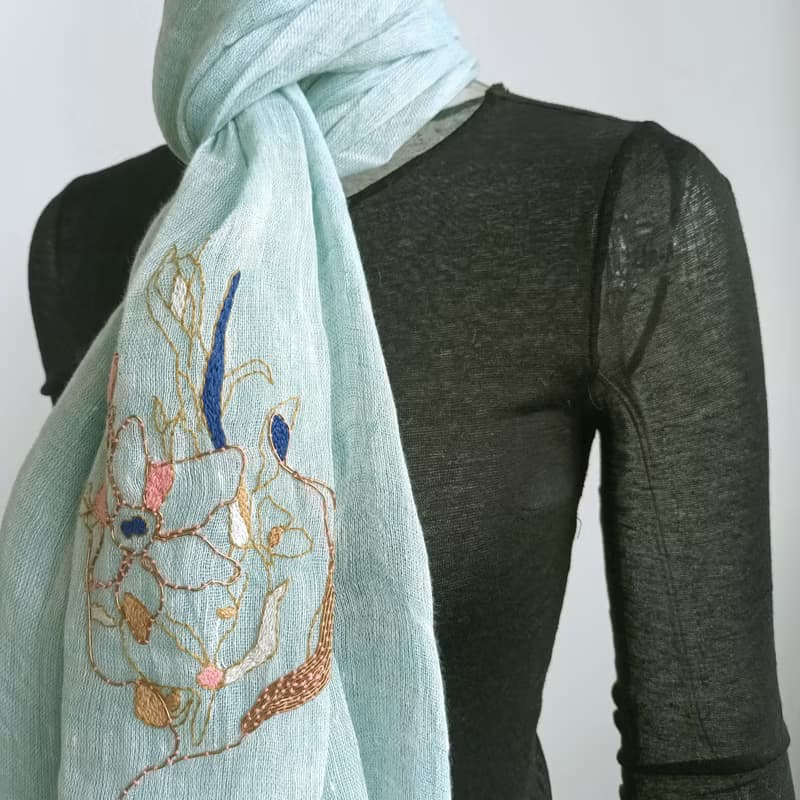 可穿戴的藝術品 手工刺繡全麻雙色藝術圍巾 - 花叢中的女生