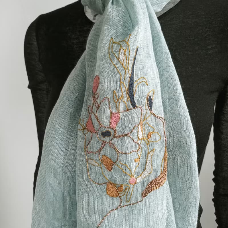可穿戴的藝術品 手工刺繡全麻雙色藝術圍巾 - 花叢中的女生