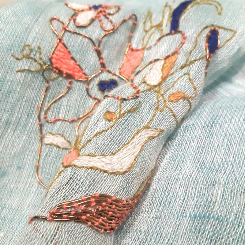 可穿戴的藝術品 手工刺繡全麻雙色藝術圍巾 - 花叢中的女生