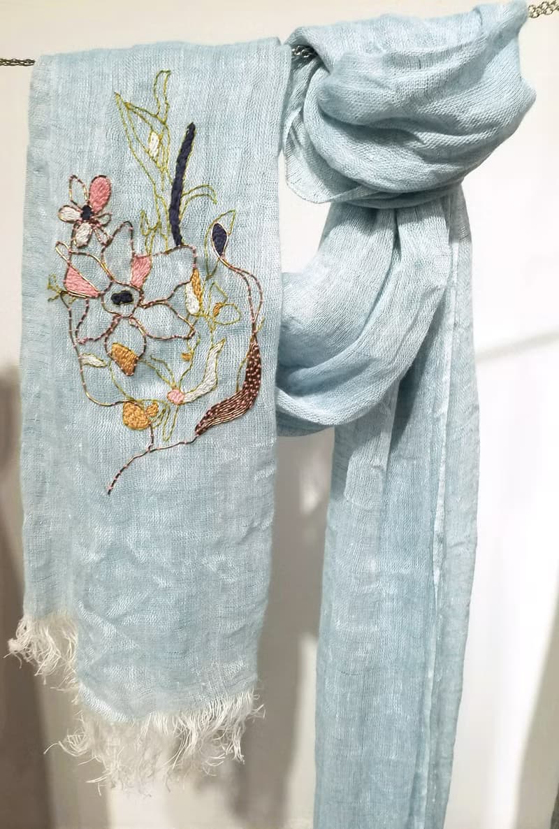 可穿戴的藝術品 手工刺繡全麻雙色藝術圍巾 - 花叢中的女生