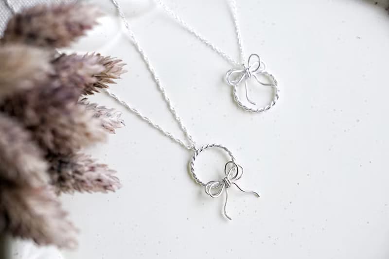 繫住微光 | 蝴蝶結花圈項鍊 | 純銀項鍊