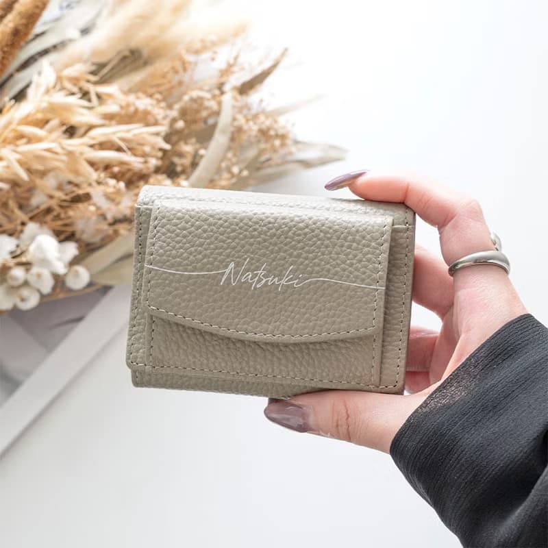 【 ミニウォレット 名入れ 】 本革 ミニ財布 三つ折り財布 コンパクト くすみカラー 文字入れ HR07U