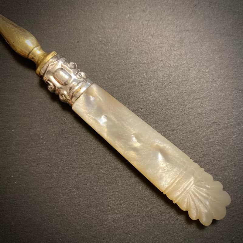 法國尾貝紋雕刻珍珠母貝柄 黃銅蛋糕側寬叉