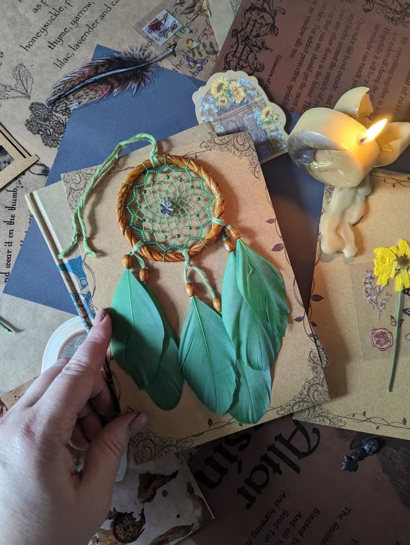 Green dreamcatcher good luck gift with clover charm ไม้จำพวกถั่วเครื่องรางดักฝัน