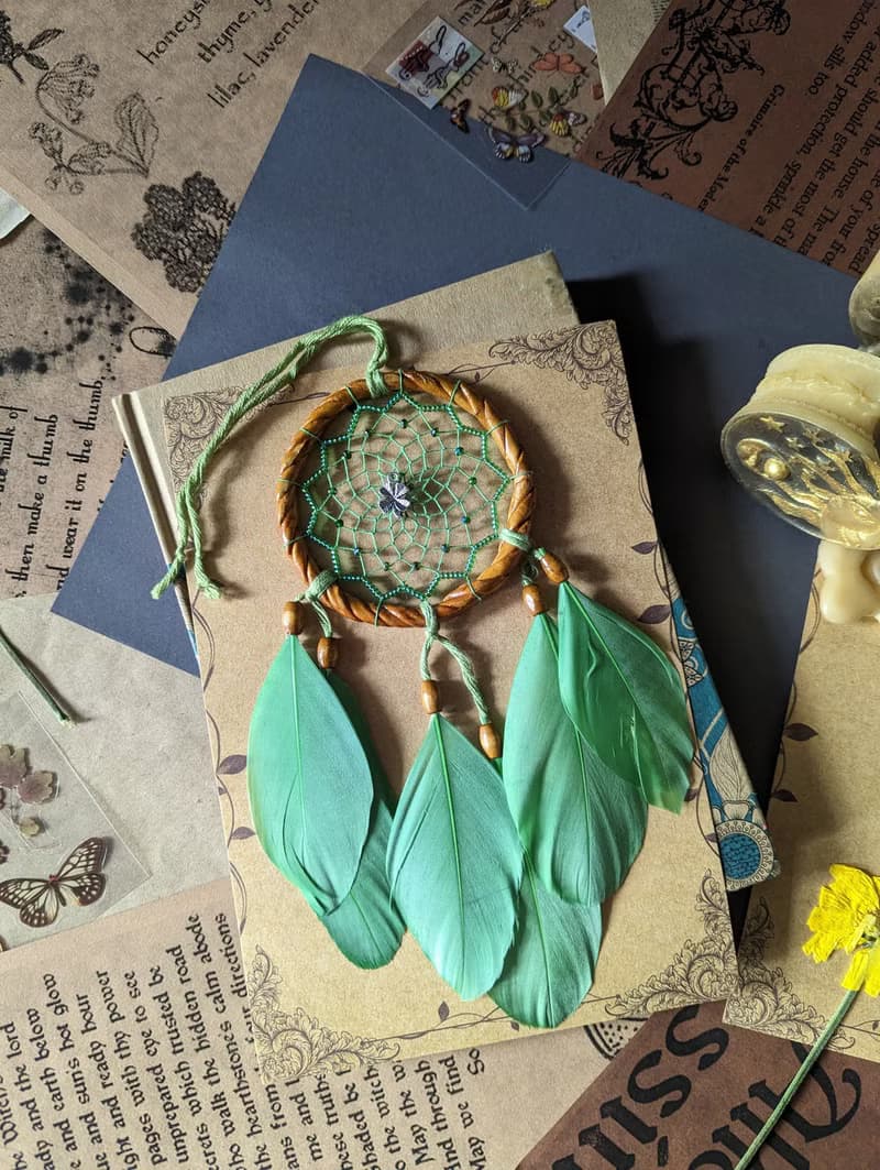 Green dreamcatcher good luck gift with clover charm ไม้จำพวกถั่วเครื่องรางดักฝัน