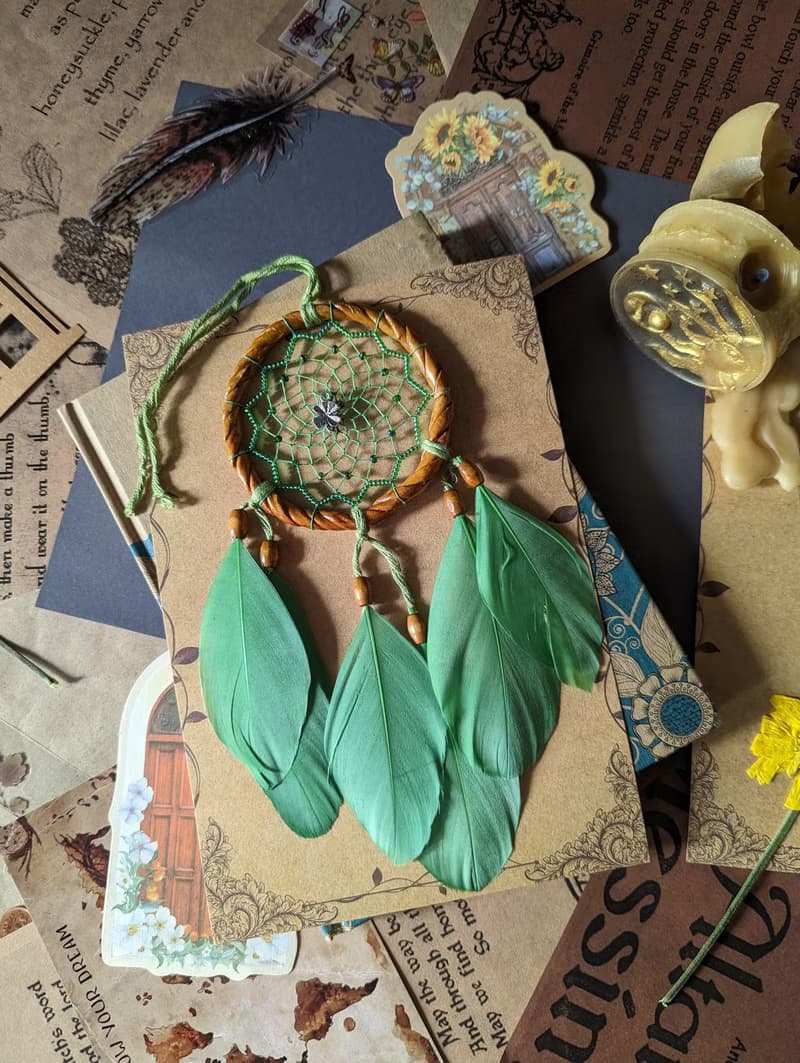 Green dreamcatcher good luck gift with clover charm ไม้จำพวกถั่วเครื่องรางดักฝัน