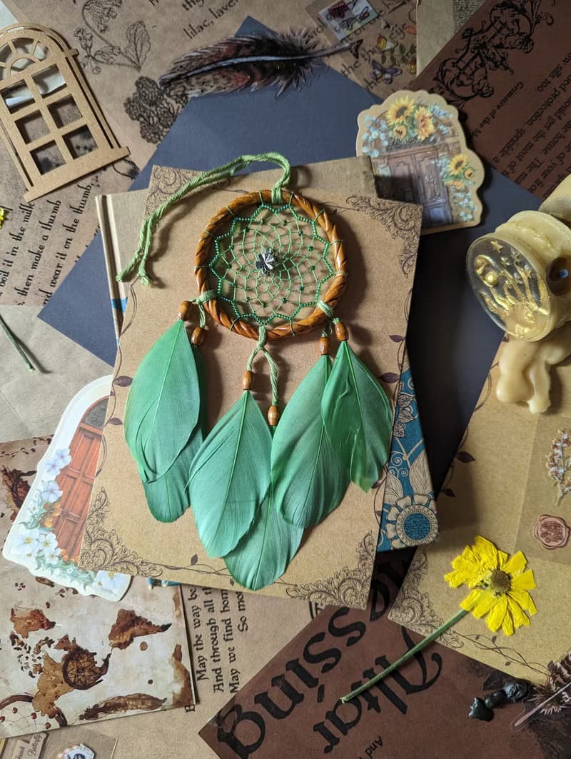 Green dreamcatcher good luck gift with clover charm ไม้จำพวกถั่วเครื่องรางดักฝัน