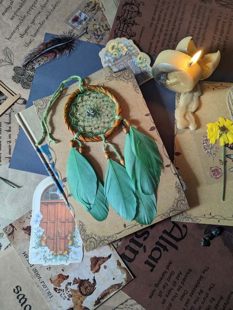 Green dreamcatcher good luck gift with clover charm ไม้จำพวกถั่วเครื่องรางดักฝัน