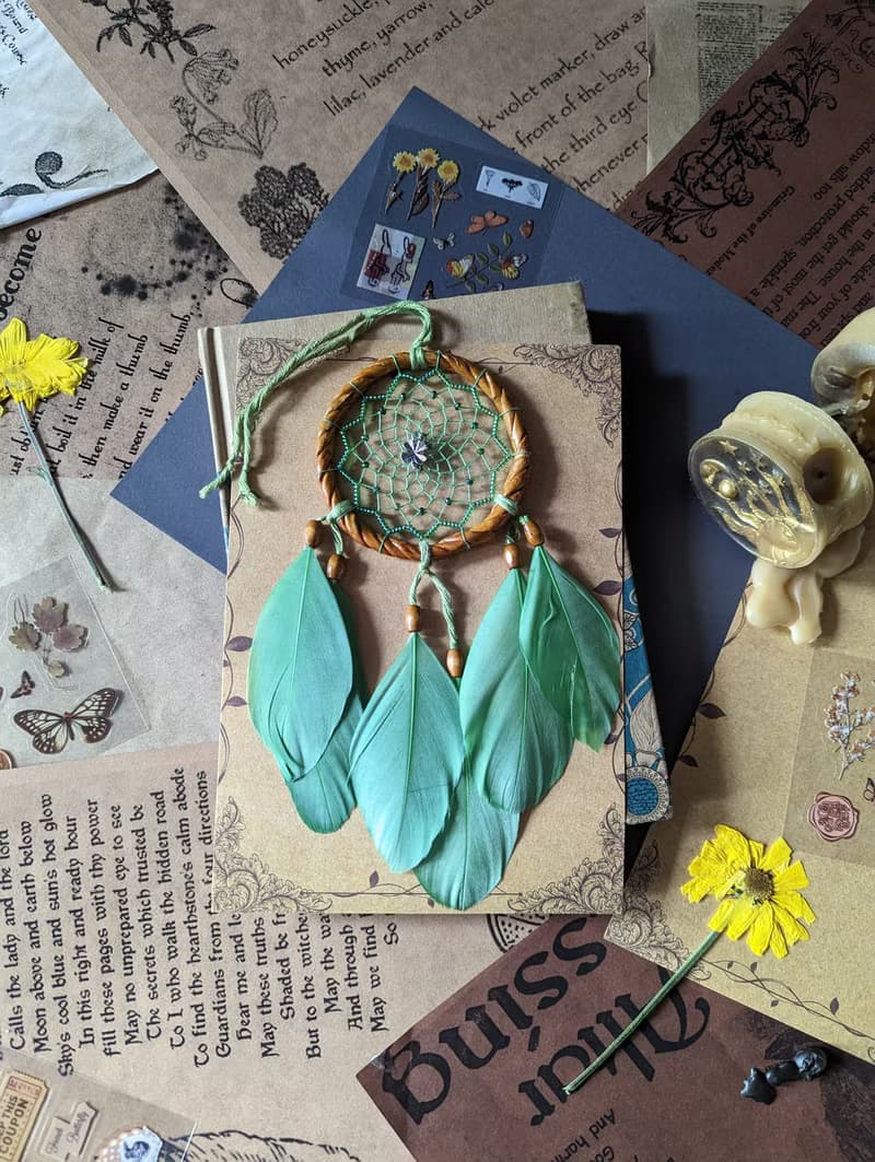 Green dreamcatcher good luck gift with clover charm ไม้จำพวกถั่วเครื่องรางดักฝัน