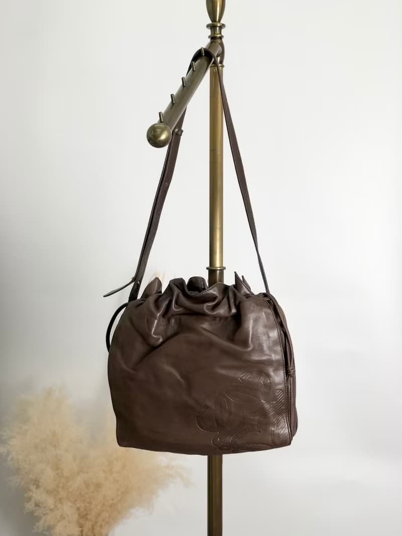 【 日本直送　名牌中古包 】LOEWE ロエベ ショルダーバッグ ブラウン アナグラム ナッパレザー 巾着 vintage ヴィンテージ オールド kki5m4