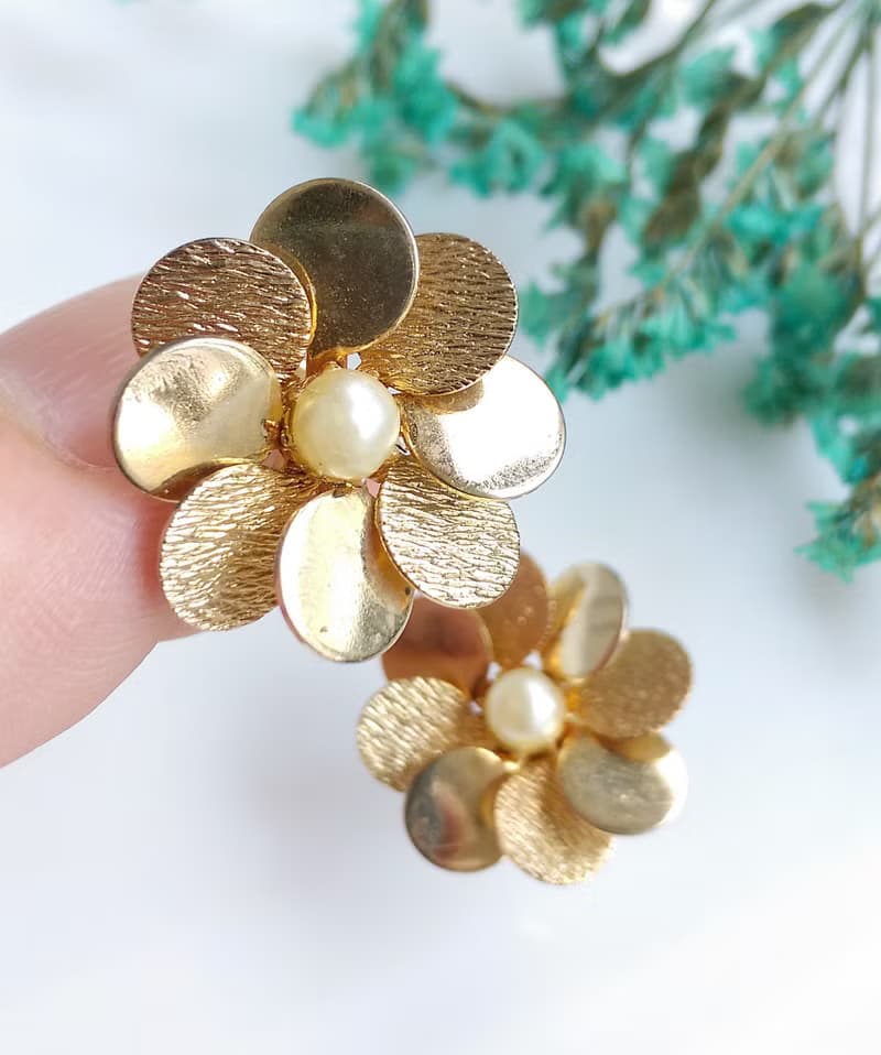 Vintage Jewelry 西洋古董飾品 立體花形 圓瓣仿珠 栓式耳環