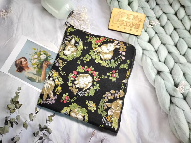 袋物系列-日本絕版棉布料花圈黑底兔L型拉鍊袋鋪棉-電子書保護套