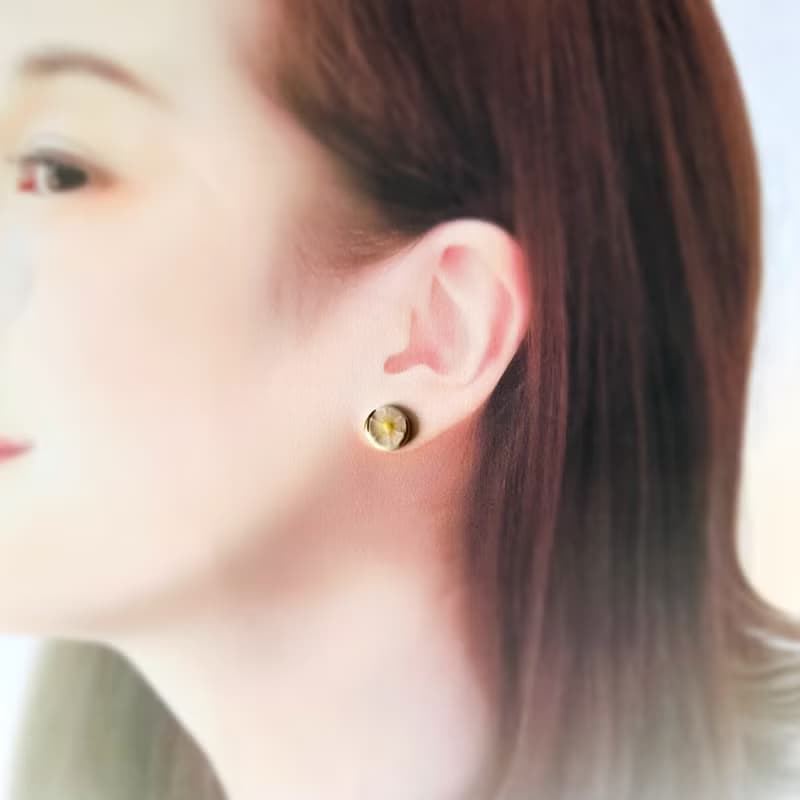 淡い ピンク お花 金継ぎ 陶器 ピアス イヤリング ノンホールピアス ゴールド 金 イエロー 黄色 小ぶり 小さい 花 夏 春夏 ギフト プレゼント 贈り物