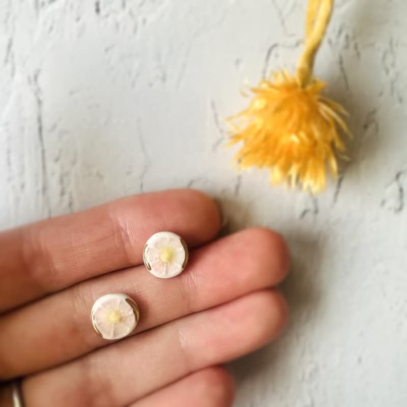 淡い ピンク お花 金継ぎ 陶器 ピアス イヤリング ノンホールピアス ゴールド 金 イエロー 黄色 小ぶり 小さい 花 夏 春夏 ギフト プレゼント 贈り物