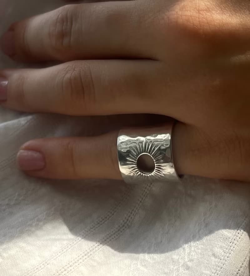 神圣的银戒指太阳圈。 锤击和抛光 夏天飾品