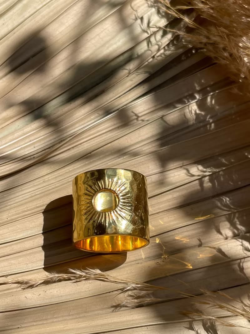 神圣的银戒指太阳圈。 锤击和抛光 夏天飾品