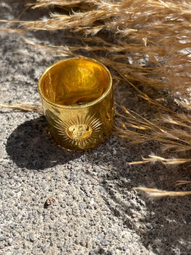 神圣的银戒指太阳圈。 锤击和抛光 夏天飾品
