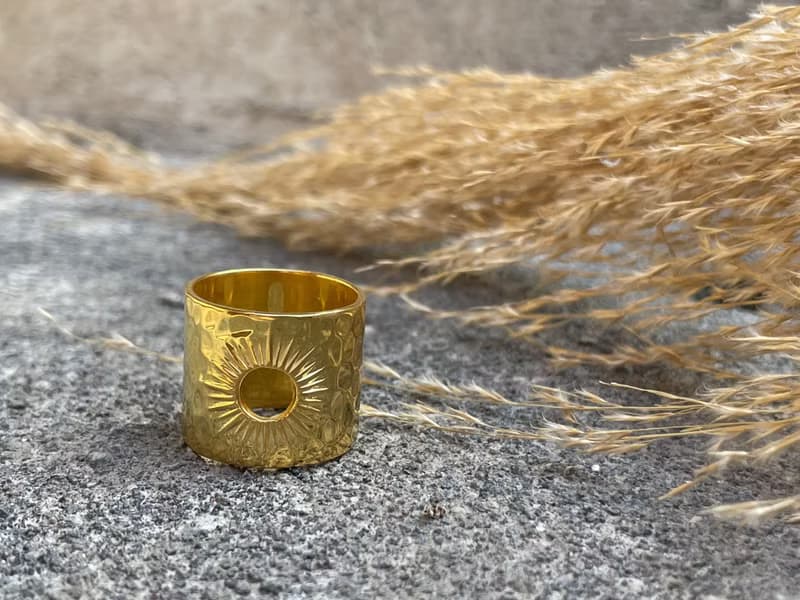 神圣的银戒指太阳圈。 锤击和抛光 夏天飾品