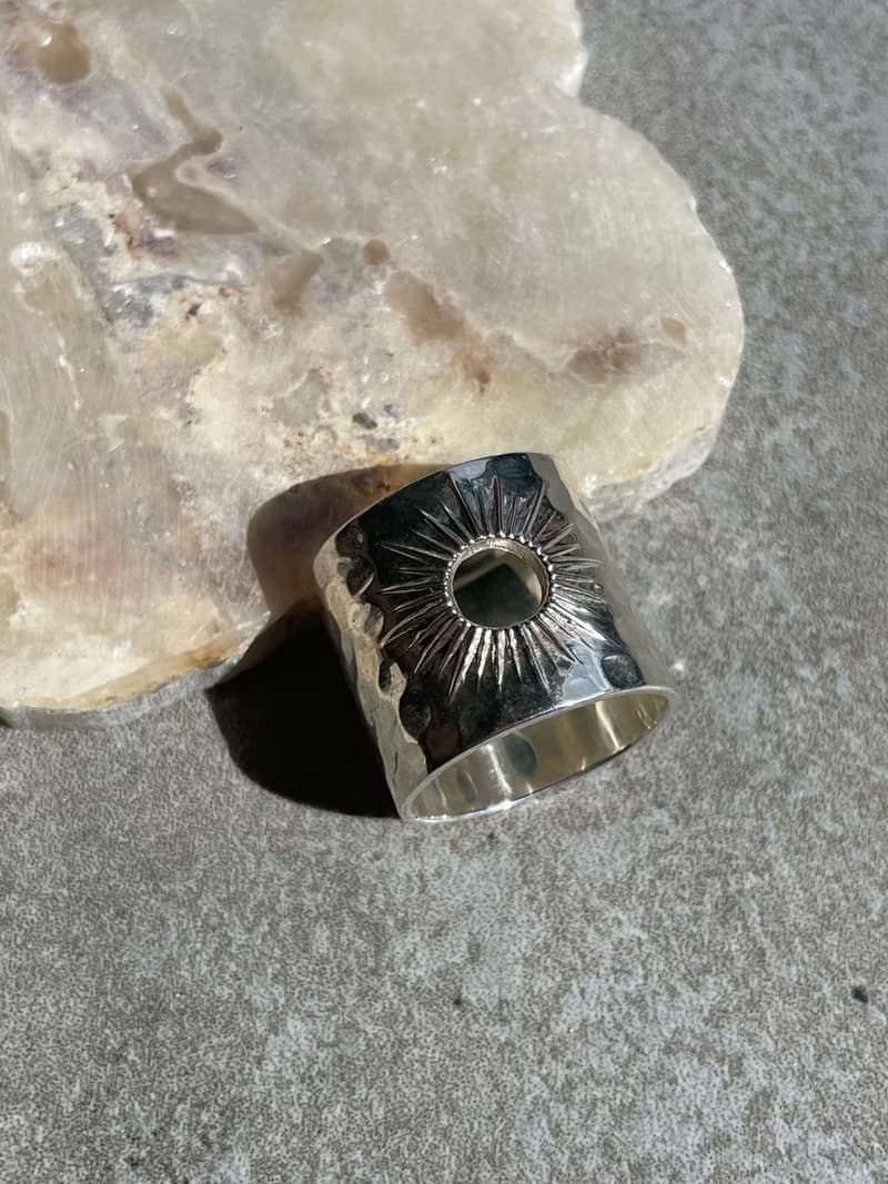 神圣的银戒指太阳圈。 锤击和抛光 夏天飾品