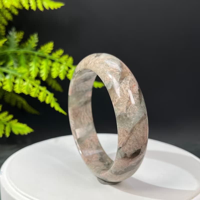 獨特長石手鐲63MM 玉化高瓷星光 肉紅色飄綠小寬條景鐲 緩解壓力