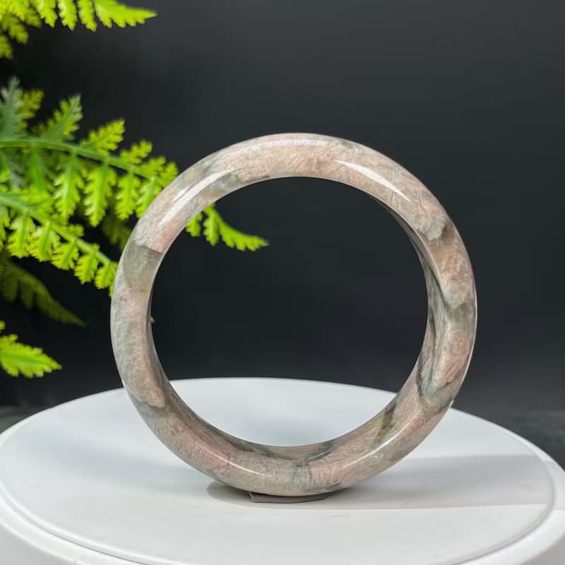 獨特長石手鐲63MM 玉化高瓷星光 肉紅色飄綠小寬條景鐲 緩解壓力