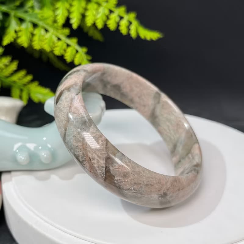 獨特長石手鐲63MM 玉化高瓷星光 肉紅色飄綠小寬條景鐲 緩解壓力