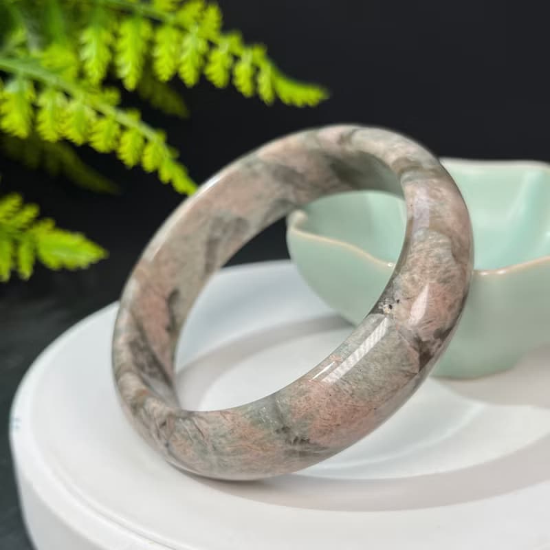 獨特長石手鐲63MM 玉化高瓷星光 肉紅色飄綠小寬條景鐲 緩解壓力