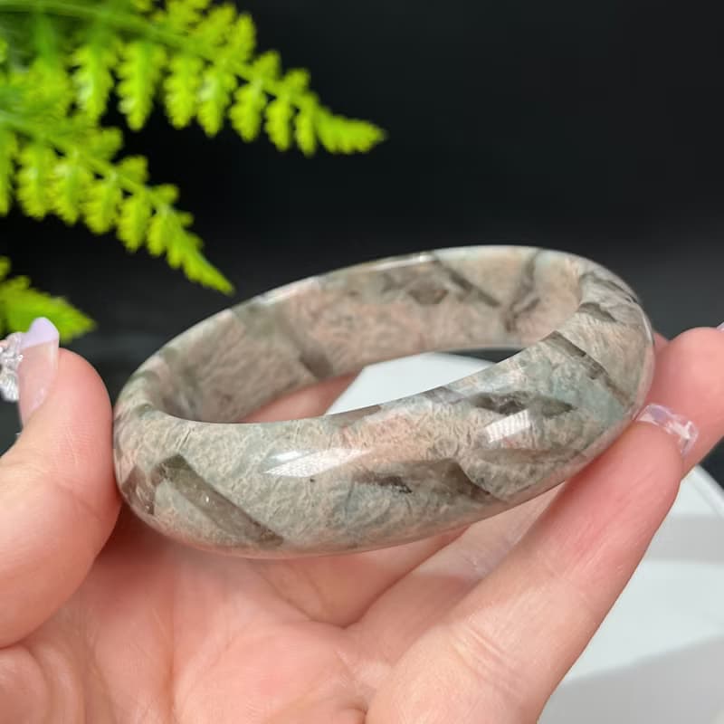 獨特長石手鐲63MM 玉化高瓷星光 肉紅色飄綠小寬條景鐲 緩解壓力