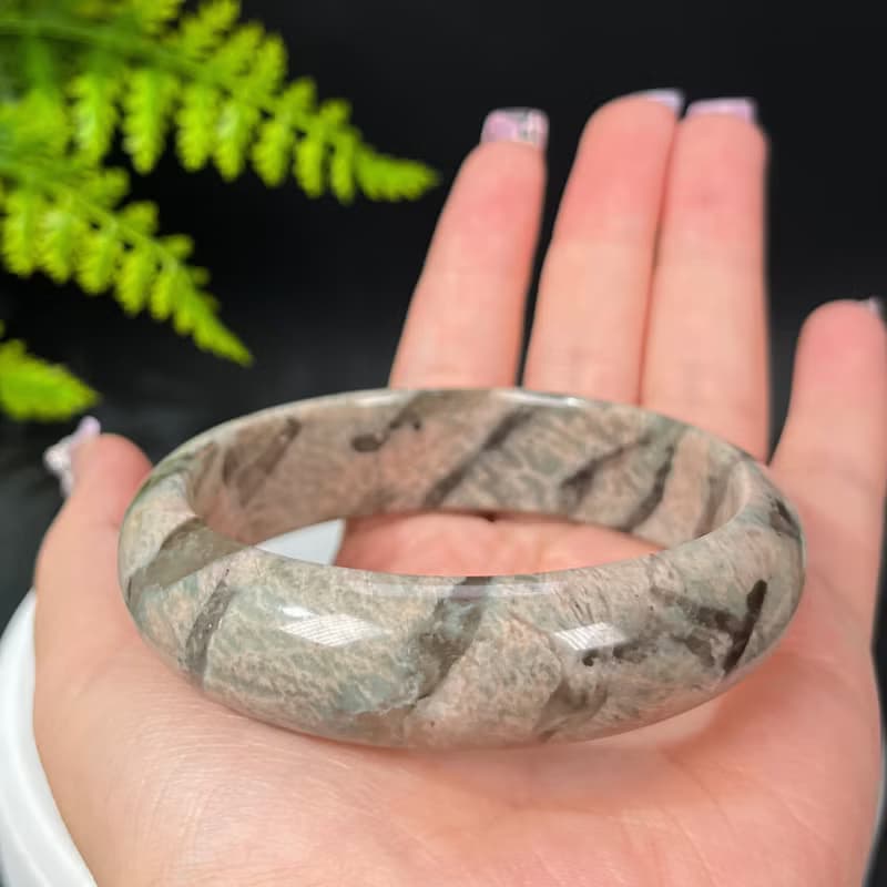 獨特長石手鐲63MM 玉化高瓷星光 肉紅色飄綠小寬條景鐲 緩解壓力