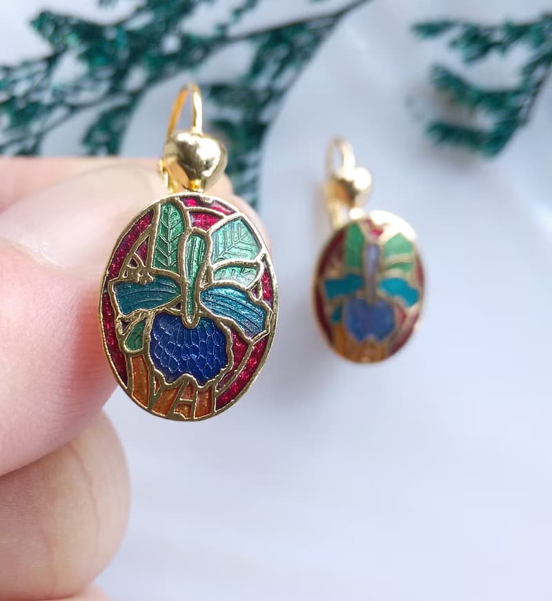 【西洋古董飾品 】景泰藍-小巧 紅底 小百合花卉 針式耳環