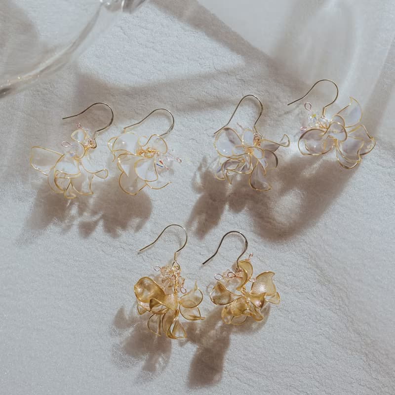 【裙襬-純淨白】垂墜耳環 | 水晶花飾品