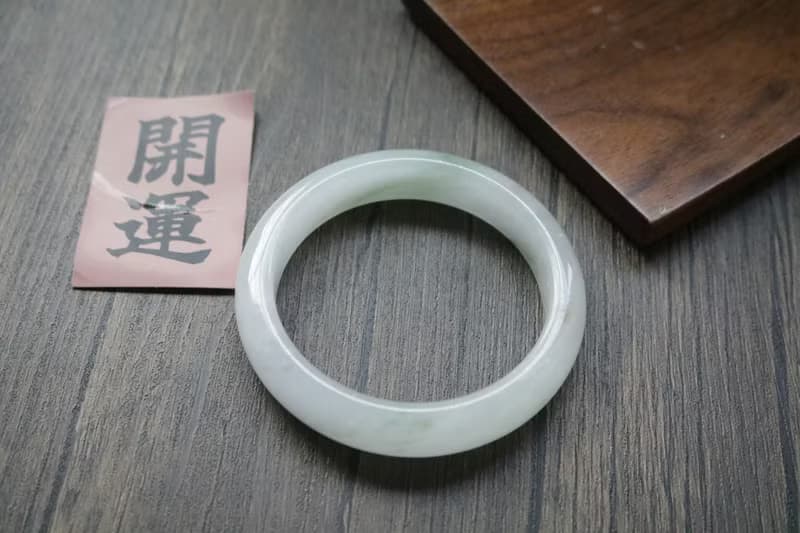 天山翠手鐲天然飄花玉手環禮盒裝可定制