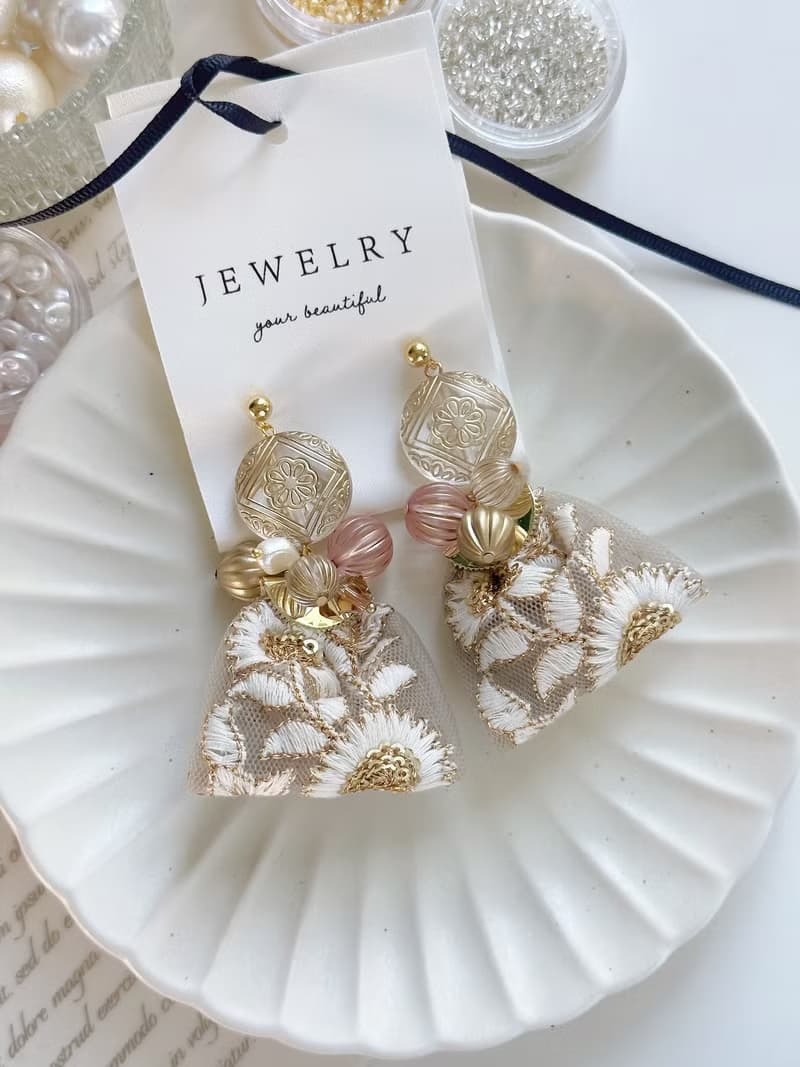 復古刺繡絲帶耳環/ 節日耳環 / 結婚耳環 / 婚嫁 / 派對耳環