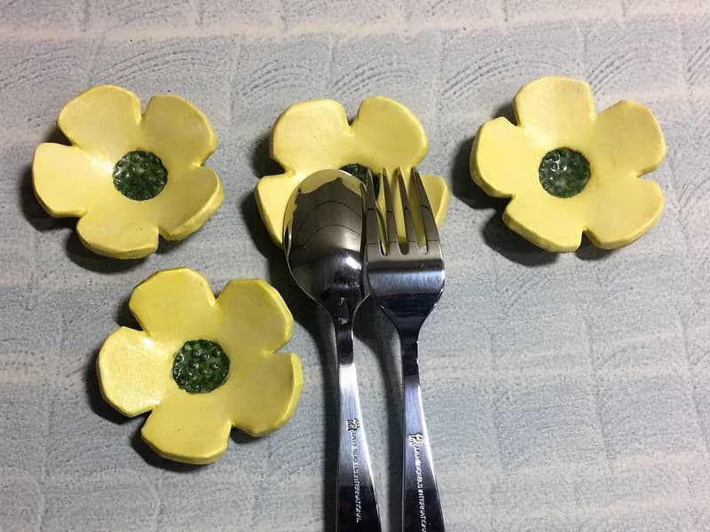 簡簡單單黃色花形筷子架_陶器筷架