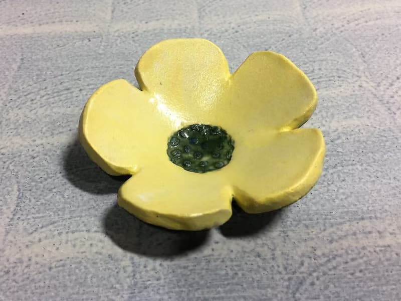 簡簡單單黃色花形筷子架_陶器筷架