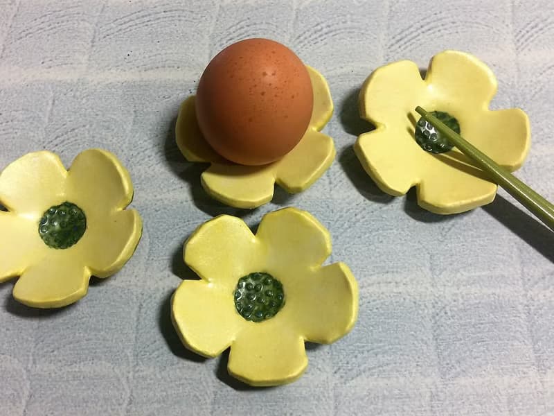 簡簡單單黃色花形筷子架_陶器筷架