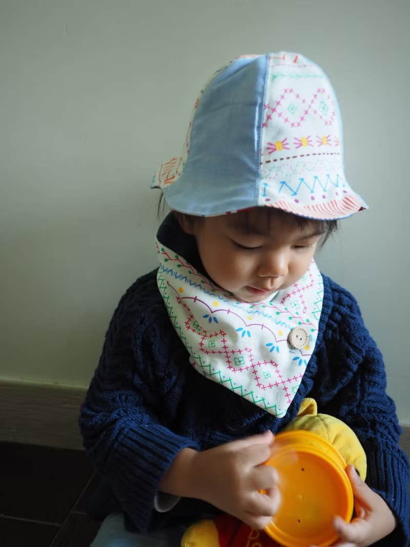 手作雙面粉藍彩色圖案/ 彩色水滴圖案嬰兒小孩帽子及圍巾套裝