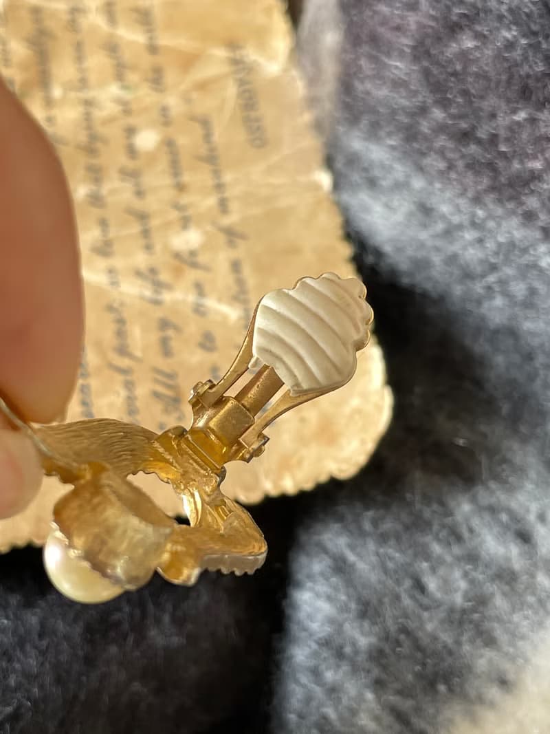 老又好古董珠寶 金色彎勾線條珍珠針夾式耳環 Sarah Cov C535