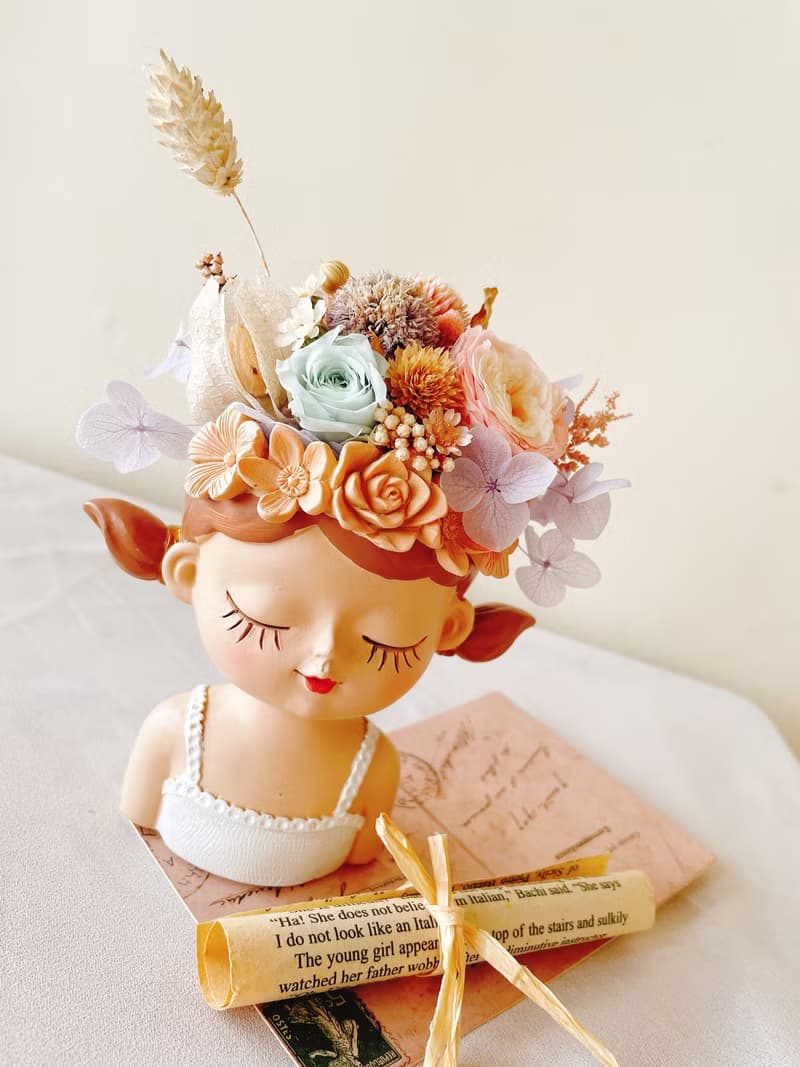 Miss。花謎 花精靈女孩桌花 盆花 永生玫瑰 畢業