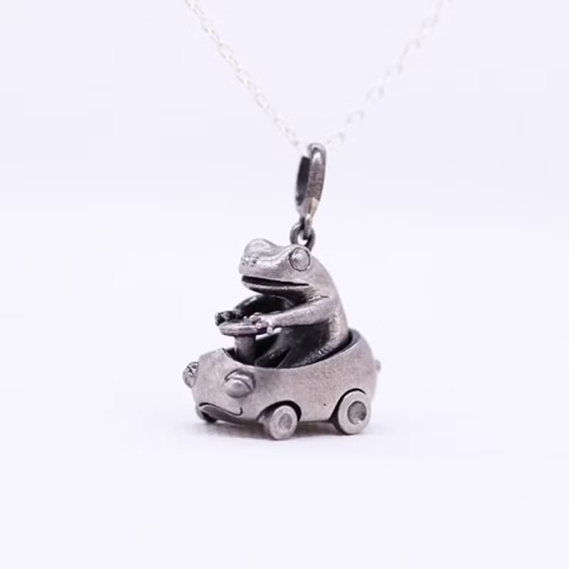 無事カエルのシルバーペンダント-カエル号に乗って- / 925 スターリングシルバー