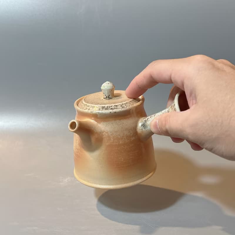 柴燒瓷土內蓋直立側把茶壺  / 小平凡手作