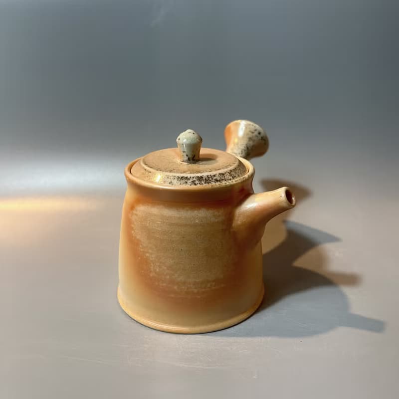 柴燒瓷土內蓋直立側把茶壺  / 小平凡手作