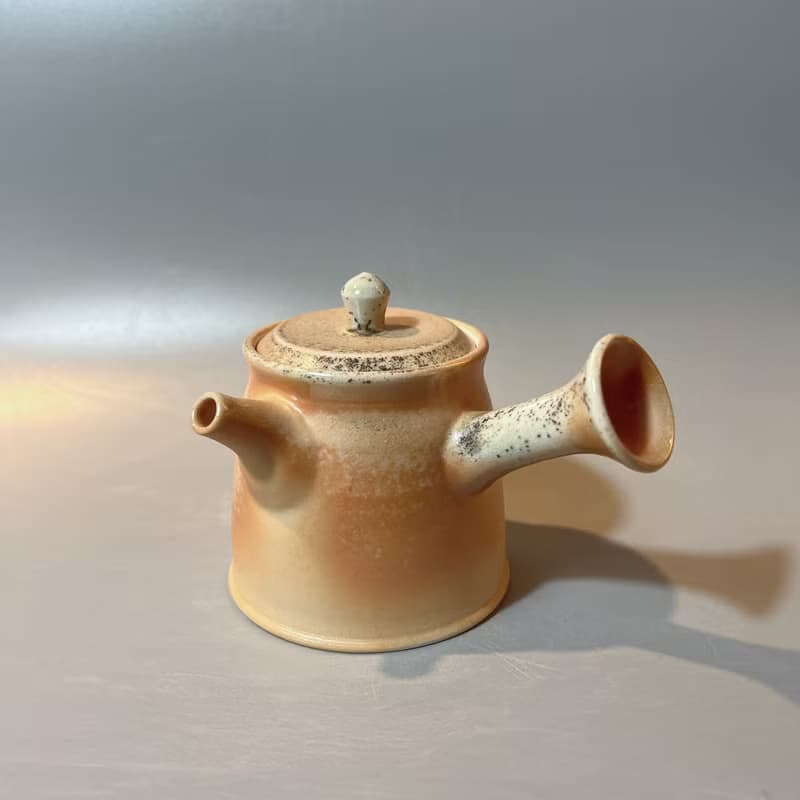 柴燒瓷土內蓋直立側把茶壺  / 小平凡手作