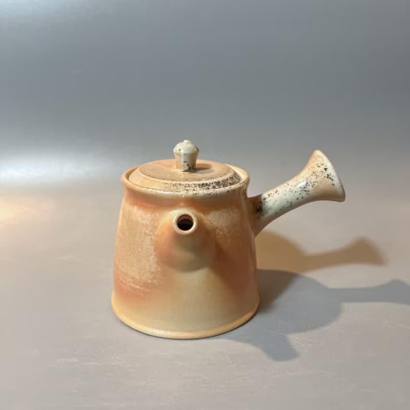 柴燒瓷土內蓋直立側把茶壺  / 小平凡手作